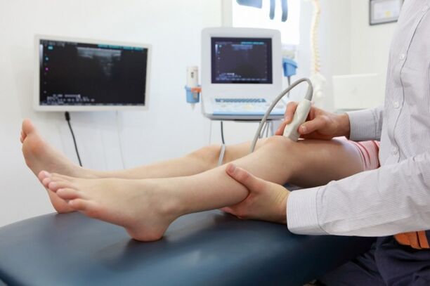 leg examination before surgery for varicose veins